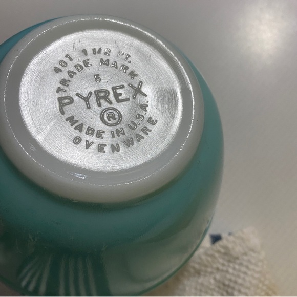 Vintage Pyrex 3-Bowl Set - Picture 6 of 8